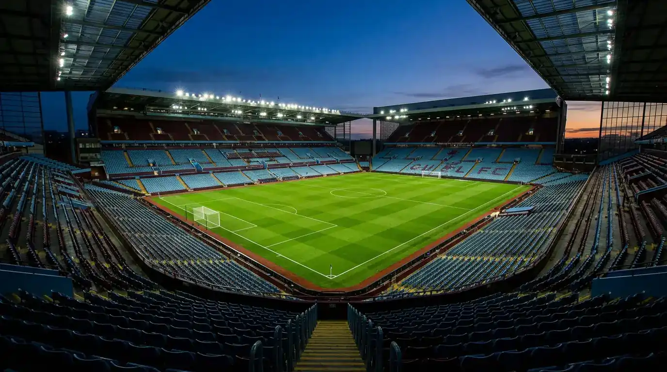 Leeres Fußballstadion bei Flutlicht vor einem Champions-League-Spieltag